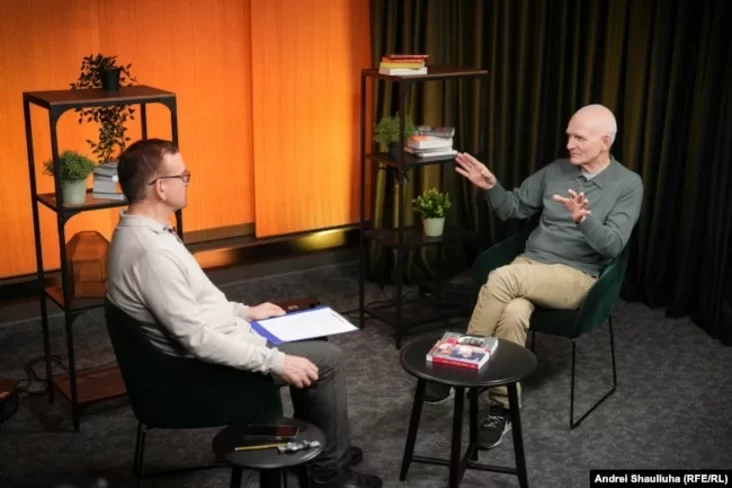 Žurnalist Svabody Valer Kalinoŭski i Aleś Bialacki. Vilnia, 16 śniežnia 2025