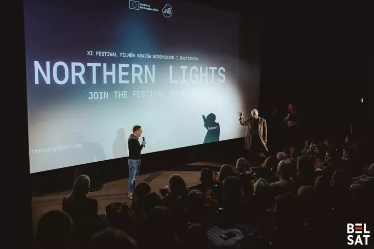 Režysiër Juryĭ Siamaška na premjery svaĭho filmu «Lebiadzinaja pieśnia Fiëdara Ozierava» ŭ kinateatry Kinoteka. Varšava, Polšča. 6 listapada 2025 hoda. Fota: Raul Dziuk / Biełsat