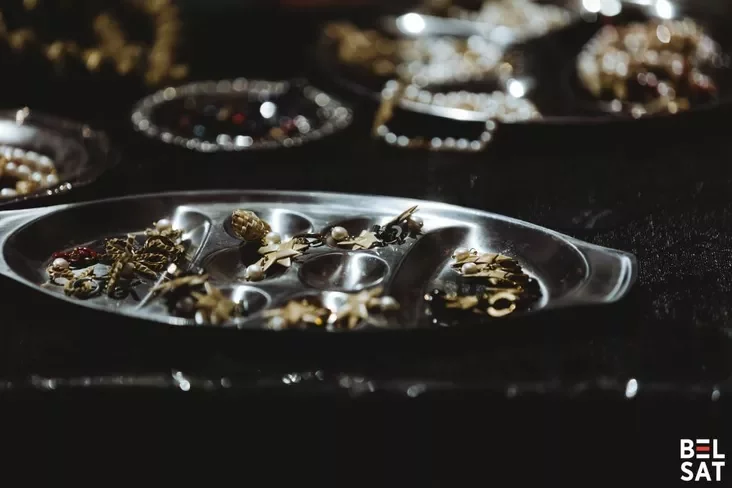 Upryhožvańni z sałomy, jakija pradavalisia padčas 3‑ha Biełaruskaha pop-apu. Varšava, Polšča. 21 śniežnia 2025 hoda. Fota: Raul Dziuk / Biełsat