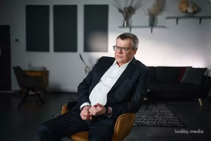 Виктор Бабарико во время интервью «Зеркалу». Берлин, Германия, 17 февраля 2026 года. Фото: lookby.media