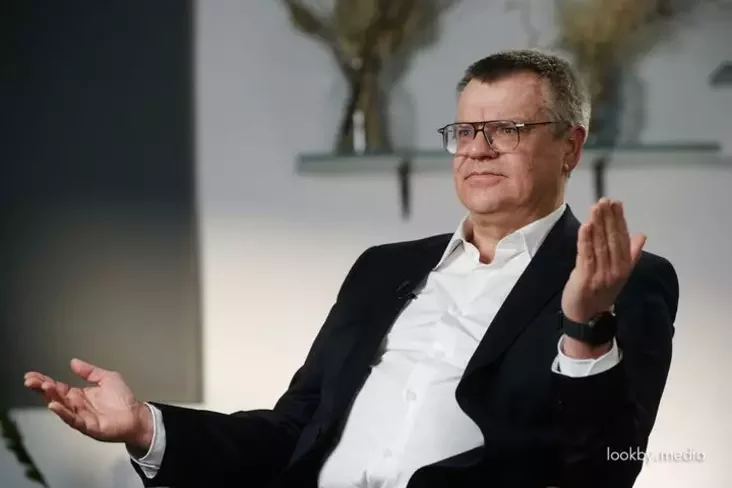 Виктор Бабарико во время интервью «Зеркалу». Берлин, Германия, 17 февраля 2026 года. Фото: lookby.media