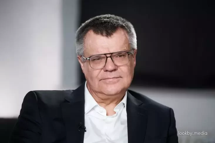 Виктор Бабарико во время интервью «Зеркалу». Берлин, Германия, 17 февраля 2026 года. Фото: lookby.media