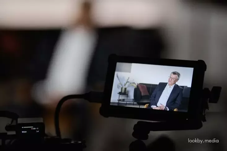 Виктор Бабарико во время интервью «Зеркалу». Берлин, Германия, 17 февраля 2026 года. Фото: lookby.media