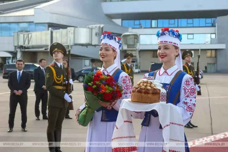 Анастасия Некрашевич (справа) участвует во встрече официальной делегации из Узбекистана. Аэропорт Минск, июнь 2025 года. Фото: БелТА