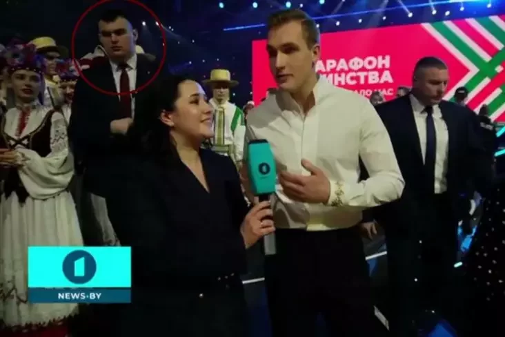 Артем Собещанский сопровождает Николая Лукашенко во время интервью. Минск, 24 января 2025 года. Скриншот: Время первого, Telegram