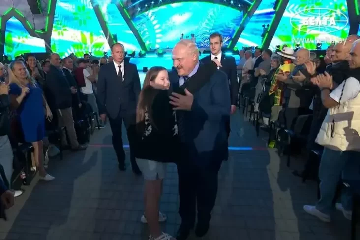 Николая Лукашенко и неопознанный телохранитель сопровождают Александра Лукашенко в толпе. Александрия, Могилевскай область, июль 2024 года. Скриншот: Информационное агентство БелТА, YouTube