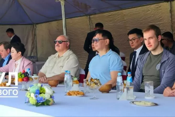 Справа - Николай Лукашенко в майке с логотипом Службы безопасности политика. Фото: Пул первого, Telegram