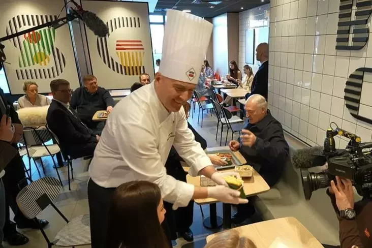 Лукашенко посещает ресторан Mak.by. За столиком слева сидят Светлана Канашенко, Владимир Кухарев, Сергей Тетерин и Николай Снопков, на столе лежит шпиц Умка. Минск, 8 марта 2026 года. Фото: пресс-служба Александра Лукашенко