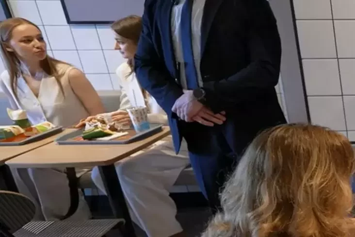 Кадры официальной хроники, на которых можно видеть девушек, сидящих за спиной Лукашенко во время визита в ресторан Mak.by. Минск, 8 марта 2026 года. Фото: пресс-служба политика