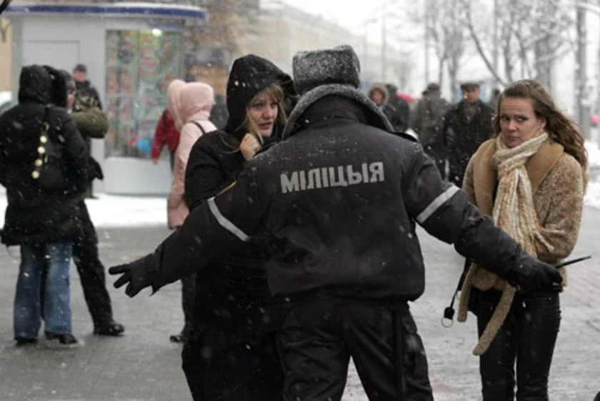 Police scuffle with a protester during an opposition rally in central Minsk. Photo by Julia Darashkevich