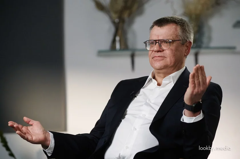 Виктор Бабарико во время интервью "Зеркалу". Берлин, Германия, 17 февраля 2026 года. Фото: lookby.media