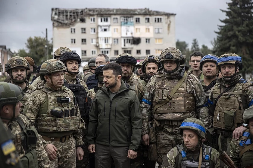 Владимир Зеленский с военными. Слева от него генерал Александр Сырский -- командующий Восточной группировкой войск, ведущей бои на самых жарких участках фронта. Фото: Metin Aktaş / Anadolu Agency via Getty Images