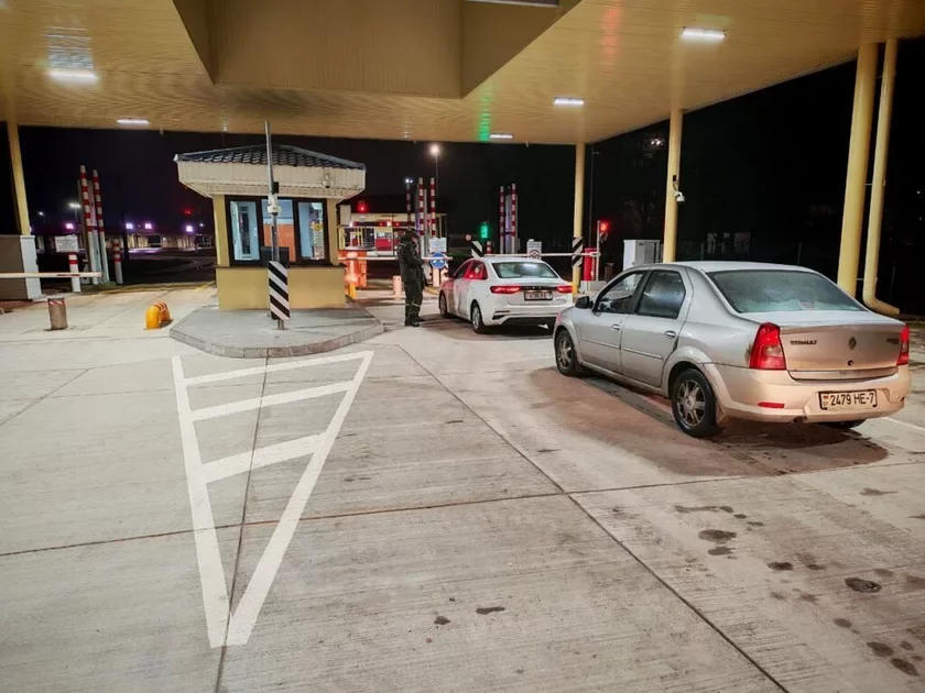 Piervyje avtomobili v elektronnoj očieriedi vjechali v KPP «Bieriestovica»