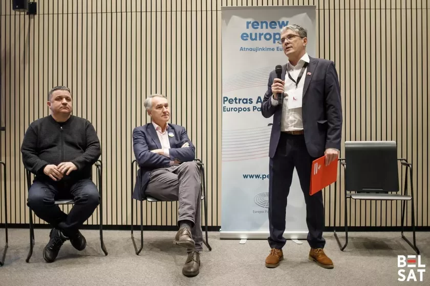 Kala 50 čałaviek pryniali ŭdzieł u druhim «Schodzie Nieabyjakavych», jaki praĭšoŭ u Vilni. Padčas schodu ŭdzielniki abmierkavali stvareńnie novaha orhanu — BNK (Biełaruskaja Nacyjanalnaja Kaalicyja). Na zdymku: Vital Saviuk (Kraina dla žyćcia), Piatras Auštrievičus (deputat Jeŭraparłamientu ad Litvy), Jaŭhien Vilski (Narodnaja Hramada). Vilnia, Litva. 21 listapada 2025 hoda. Fota: Biełsat