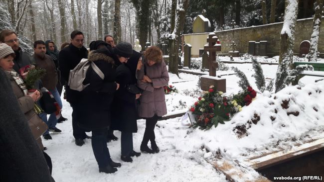 Žonka Barysa Kita Tamara (druhaja źleva) kala mahlity Kita